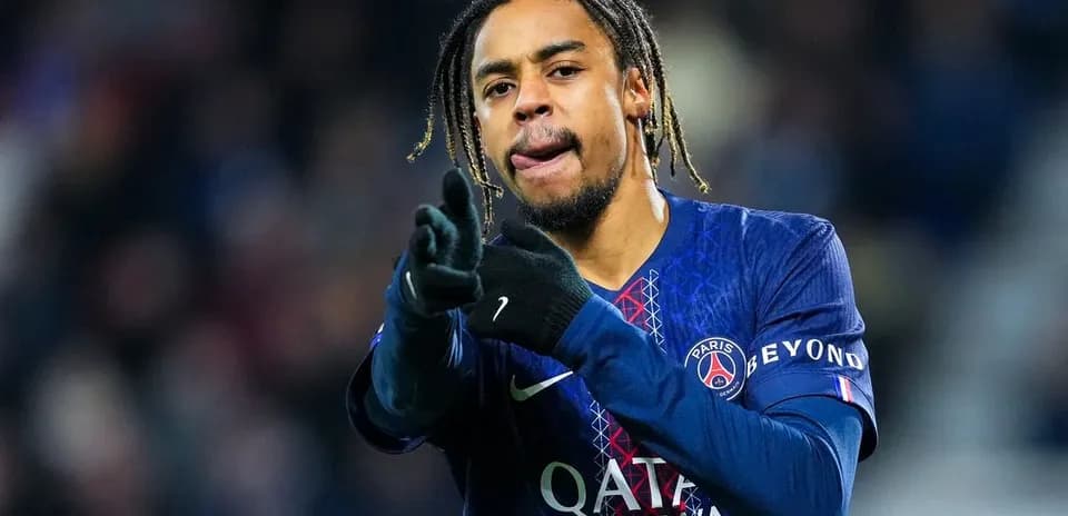Jugador de PSG señalando a sus compañeros en el campo