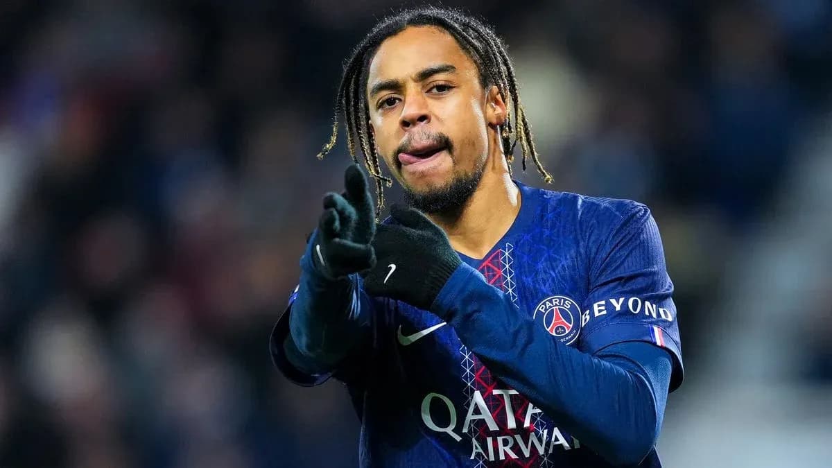 Jugador de PSG señalando a sus compañeros en el campo