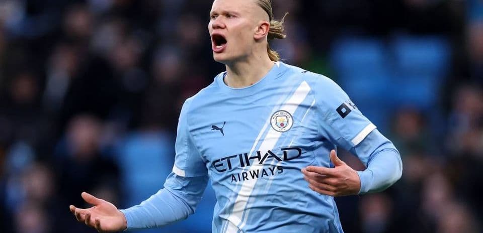 Jugador de Manchester City gesticulando en el campo