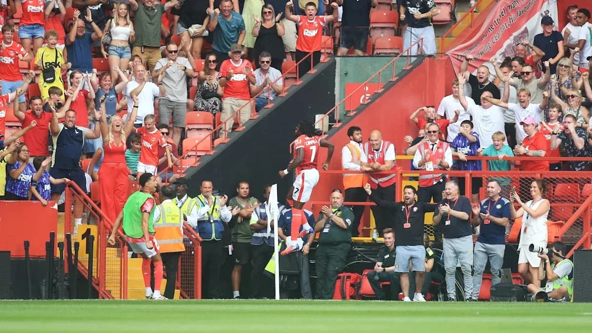 A jugador celebrando con aficionados en el estadio