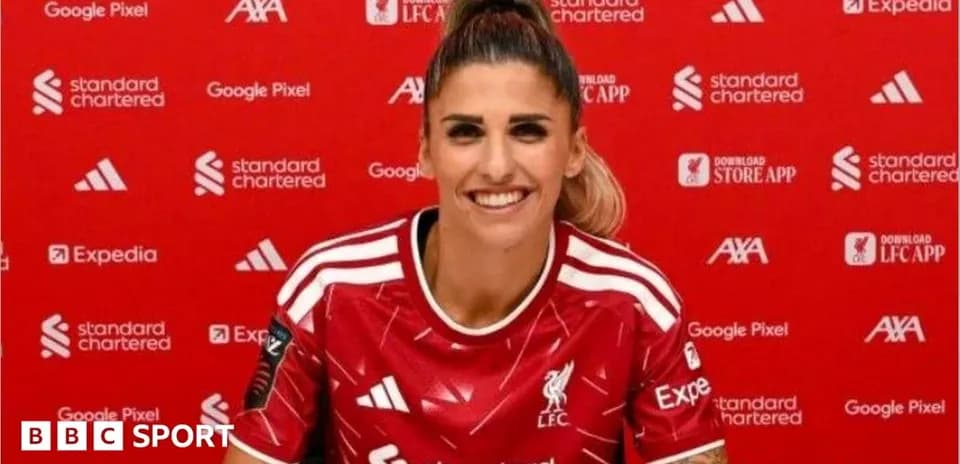Jugadora de Liverpool posando en presentación oficial