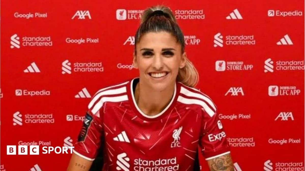 Jugadora de Liverpool posando en presentación oficial