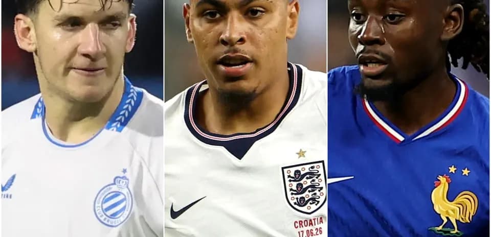 Tres futbolistas en acción durante un partido