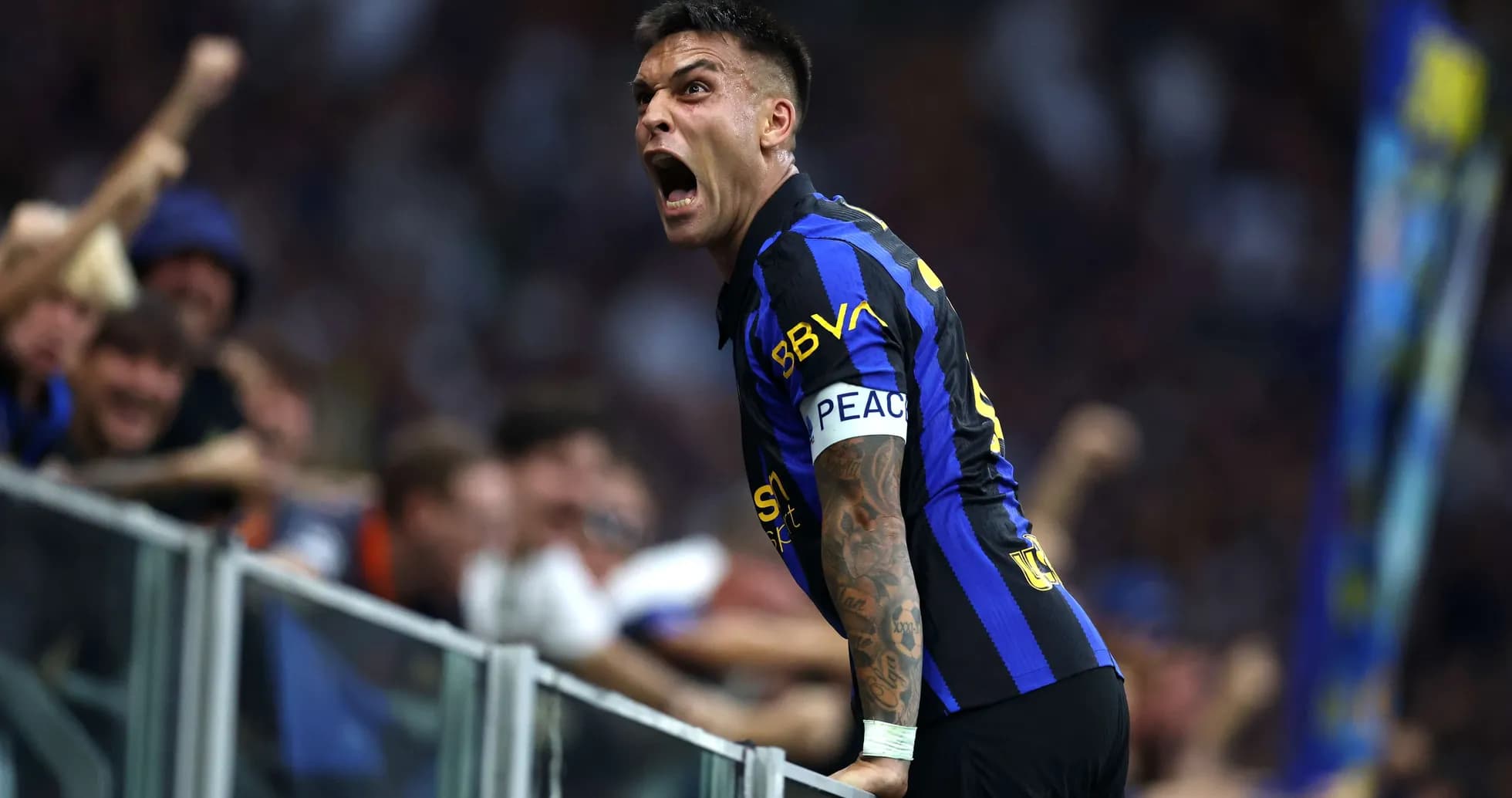 Lautaro Martínez celebrando un gol con los aficionados