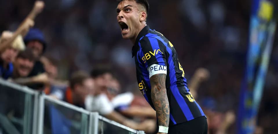 Lautaro Martínez celebrando un gol con los aficionados
