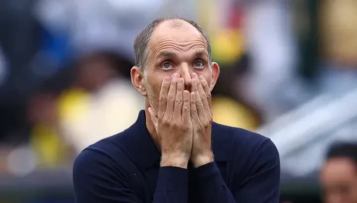 Entrenador con las manos en la cara durante partido