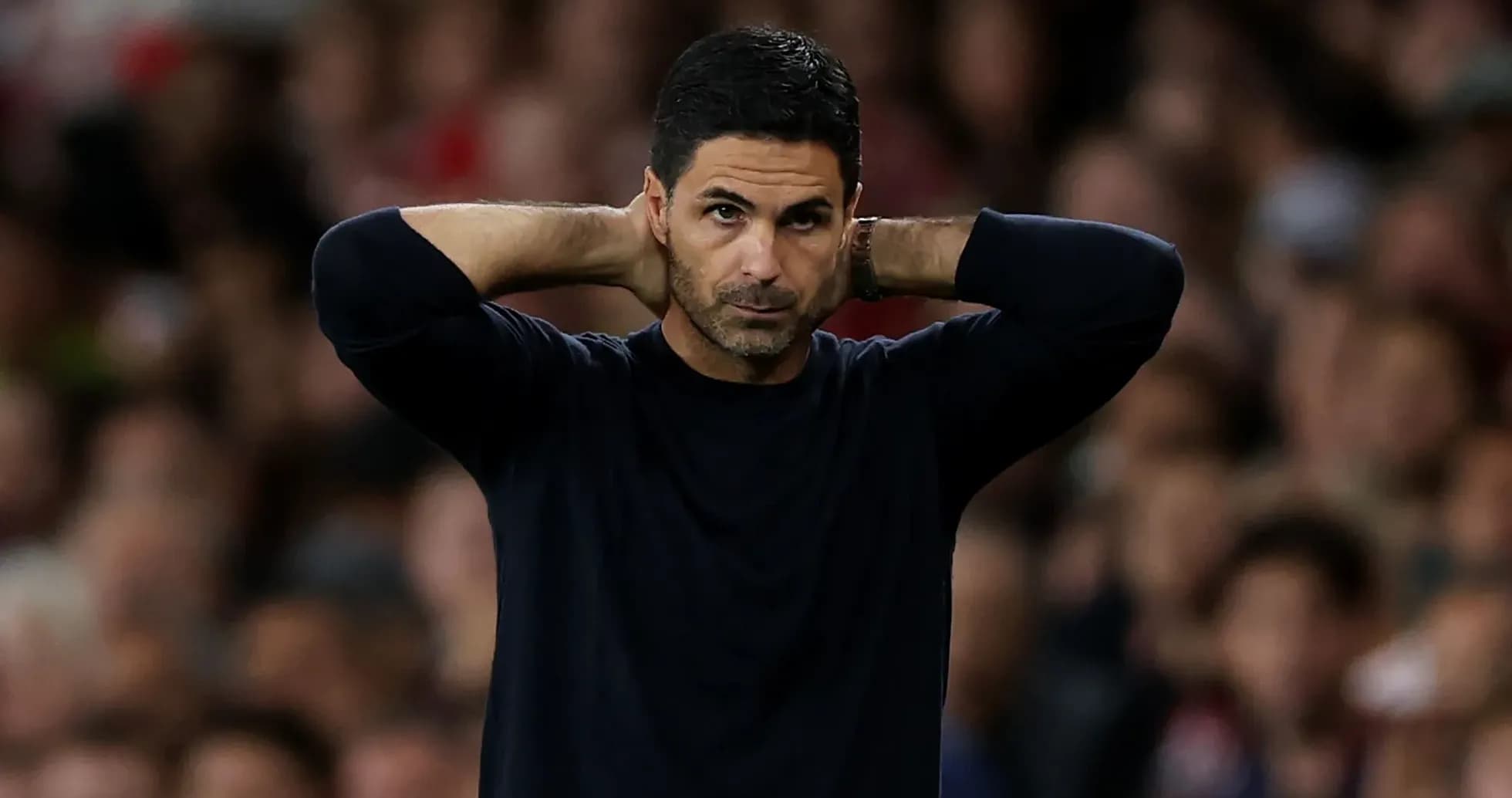 Entrenador con las manos en la cabeza durante partido