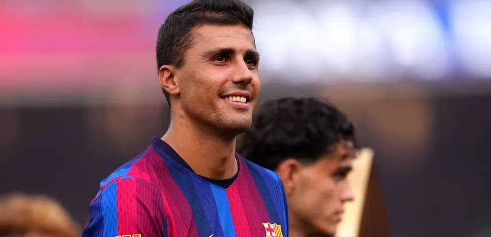 Jugador de Barcelona sonriendo durante ceremonia de trofeos