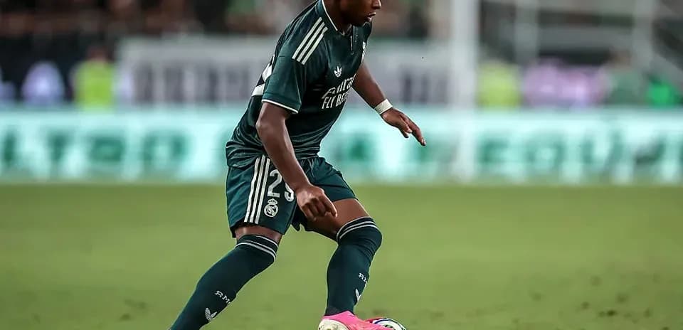 Jugador de Real Madrid conduciendo el balón en el campo