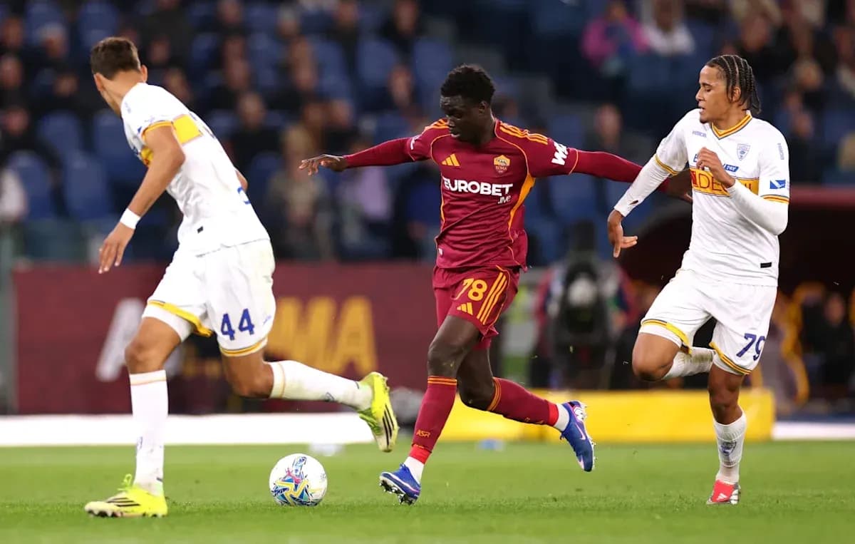 Jugador de Roma driblando entre dos oponentes