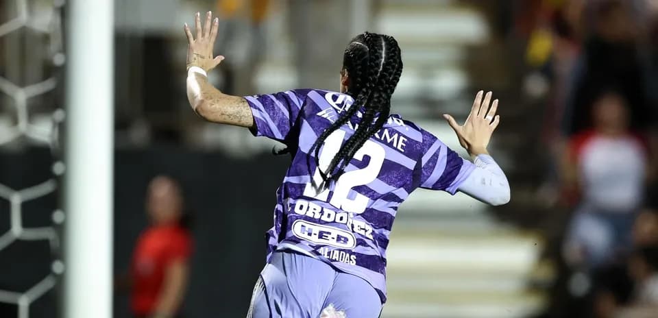 Jugadora de Atlético San Luis celebra un gol