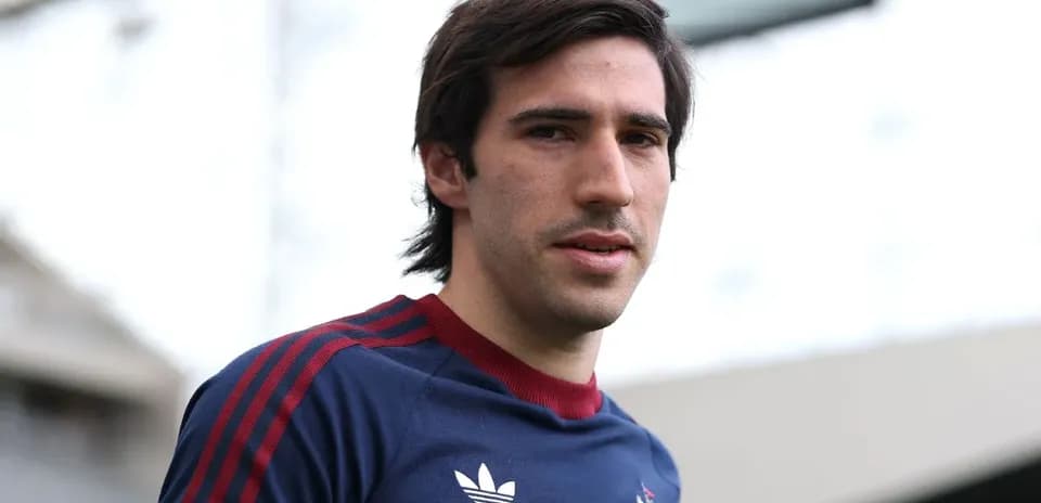 Jugador posando en campo de entrenamiento
