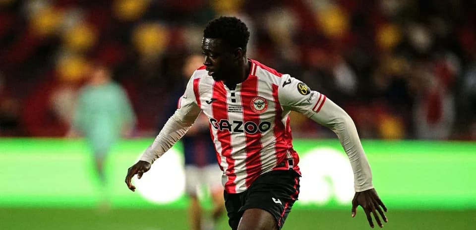 Jugador de Brentford corriendo con el balón en el campo