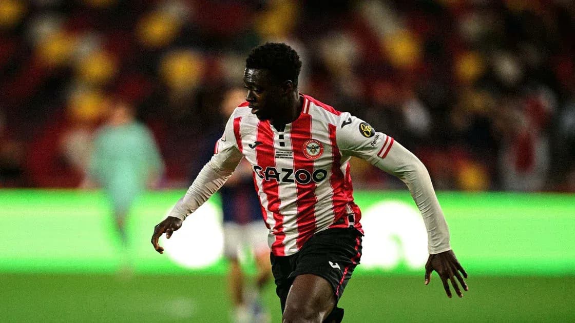 Jugador de Brentford corriendo con el balón en el campo