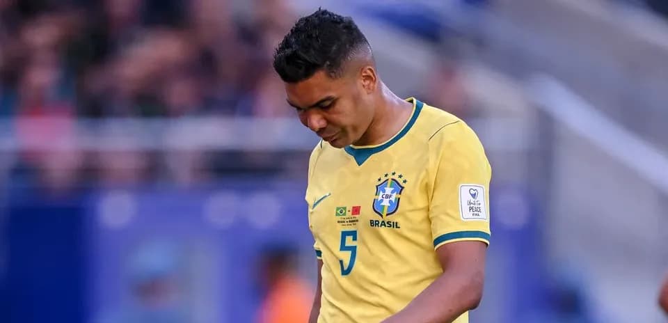 Jugador de Brasil caminando cabizbajo en el partido