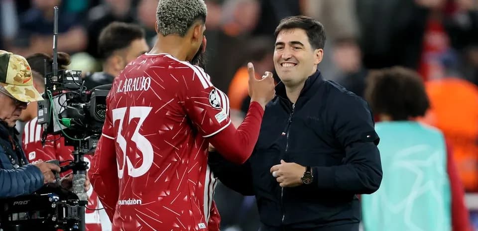 Jugador y entrenador conversando durante el partido