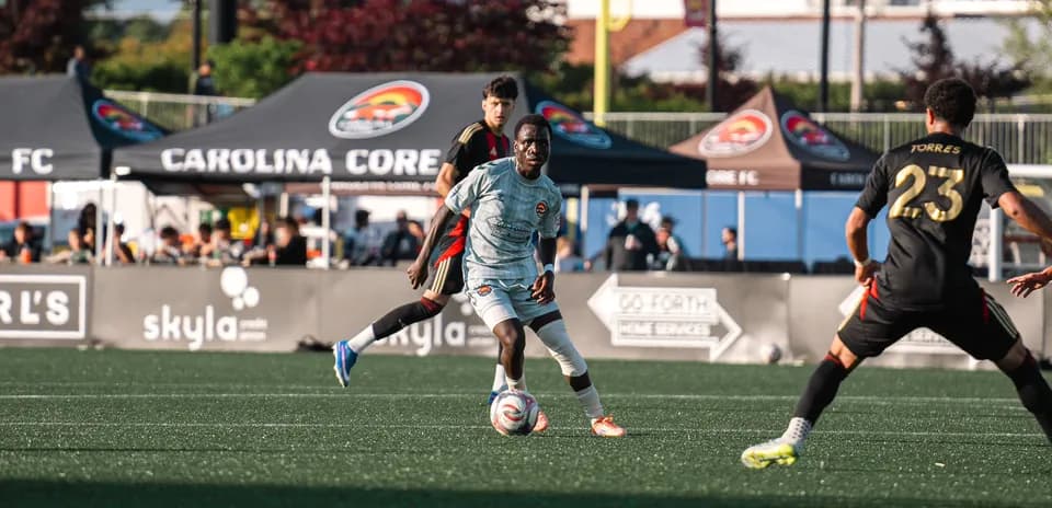 Jugador de Carolina Core en acción durante el partido