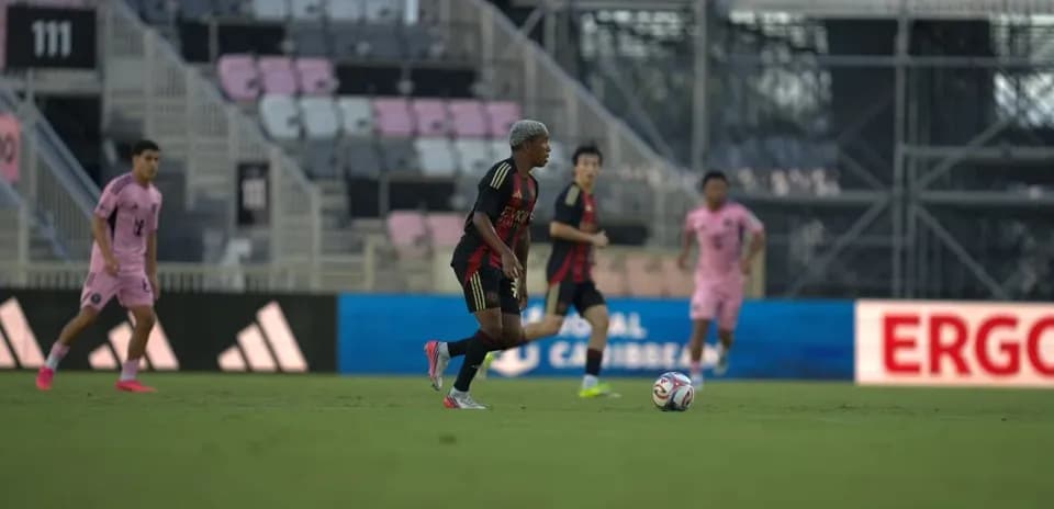 Jugador de Atlanta United FC conduciendo el balón