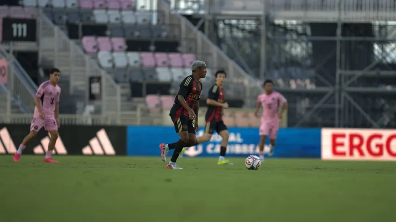 Jugador de Atlanta United FC conduciendo el balón