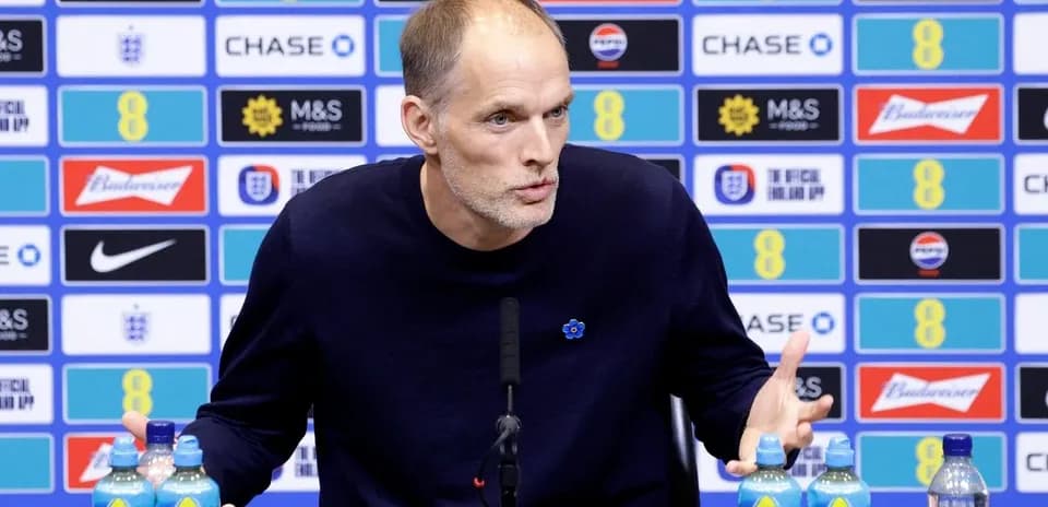 Entrenador hablando en rueda de prensa