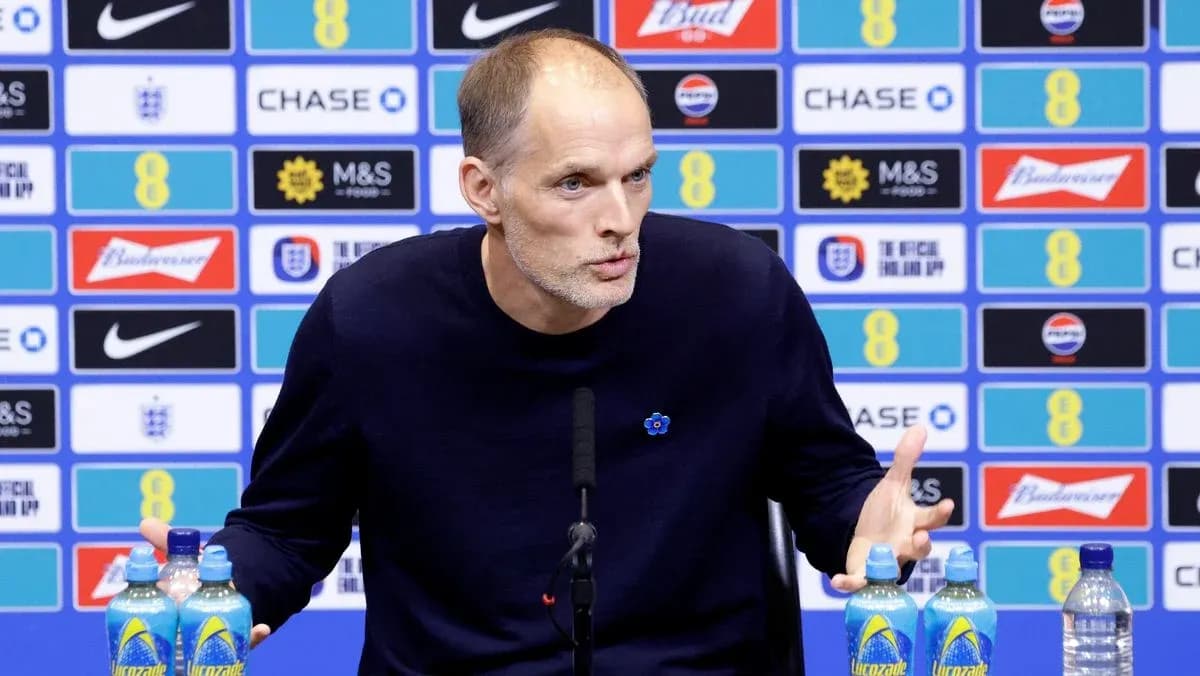 Entrenador hablando en rueda de prensa
