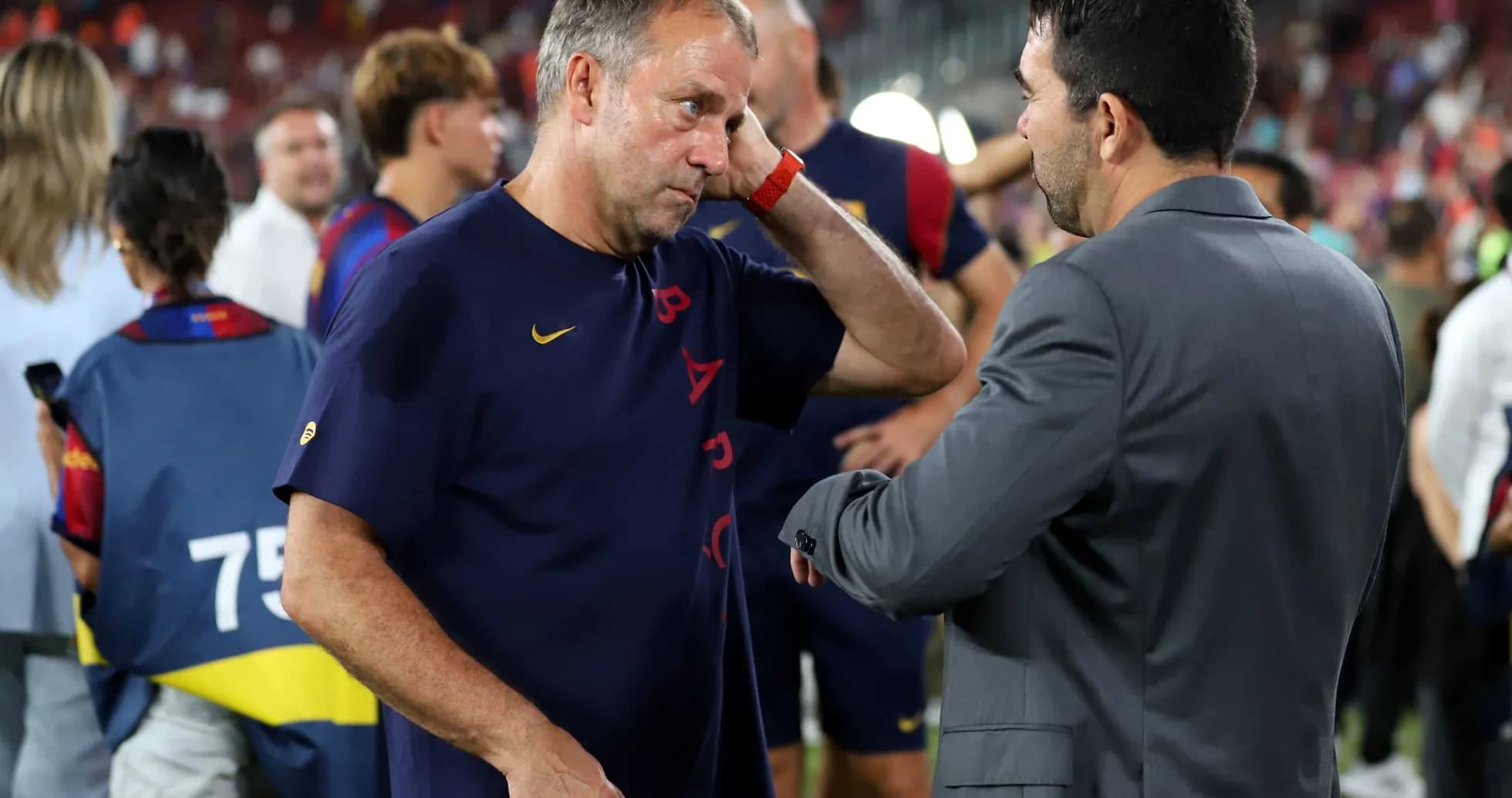 Entrenador hablando con otro en el campo