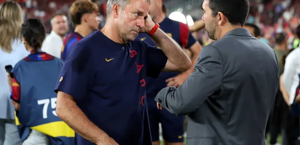 Entrenador hablando con otro en el campo