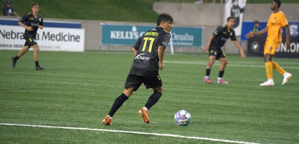 Jugador de Union Omaha con balón en el campo
