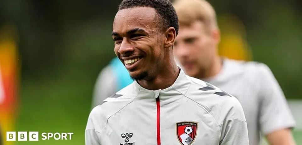 Jugador sonriendo durante entrenamiento del AFC Bournemouth