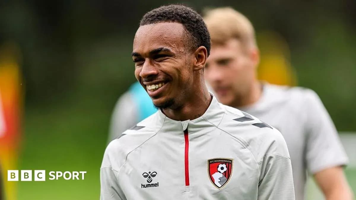 Jugador sonriendo durante entrenamiento del AFC Bournemouth