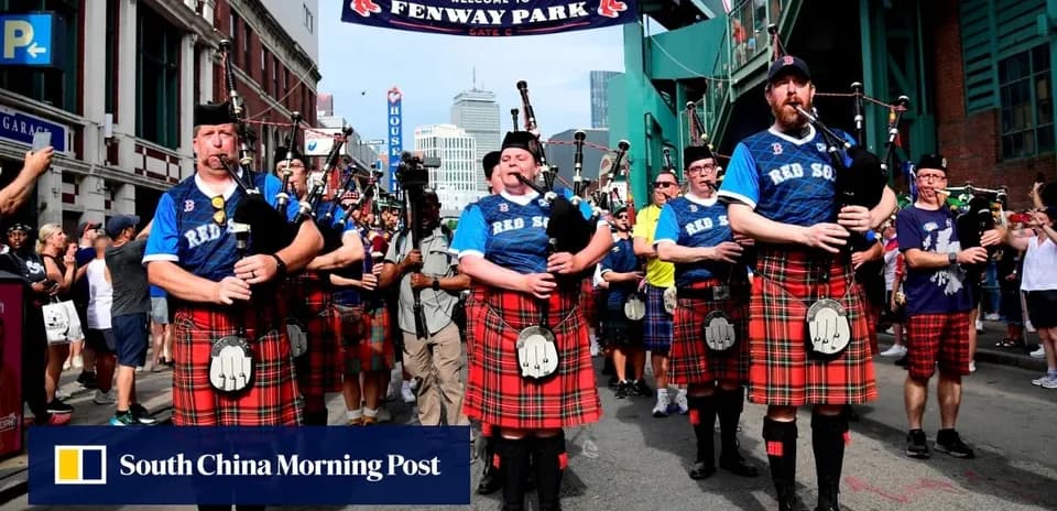 Músicos con gaitas desfilando frente a Fenway Park