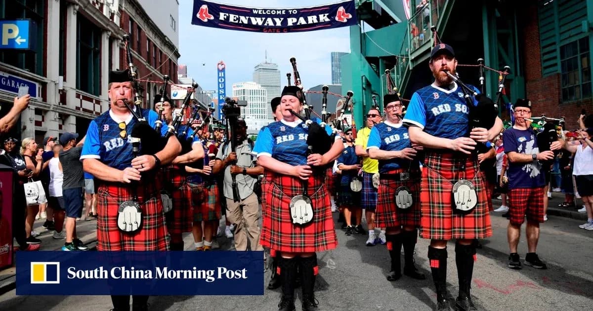 Músicos con gaitas desfilando frente a Fenway Park