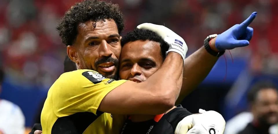 Portero y asistente abrazándose tras el partido
