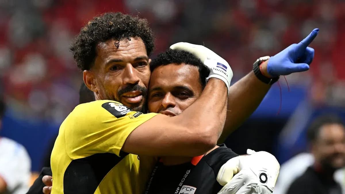 Portero y asistente abrazándose tras el partido