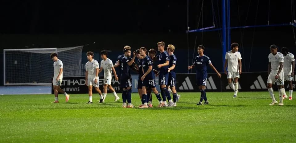 Jugadores celebrando un gol en el partido