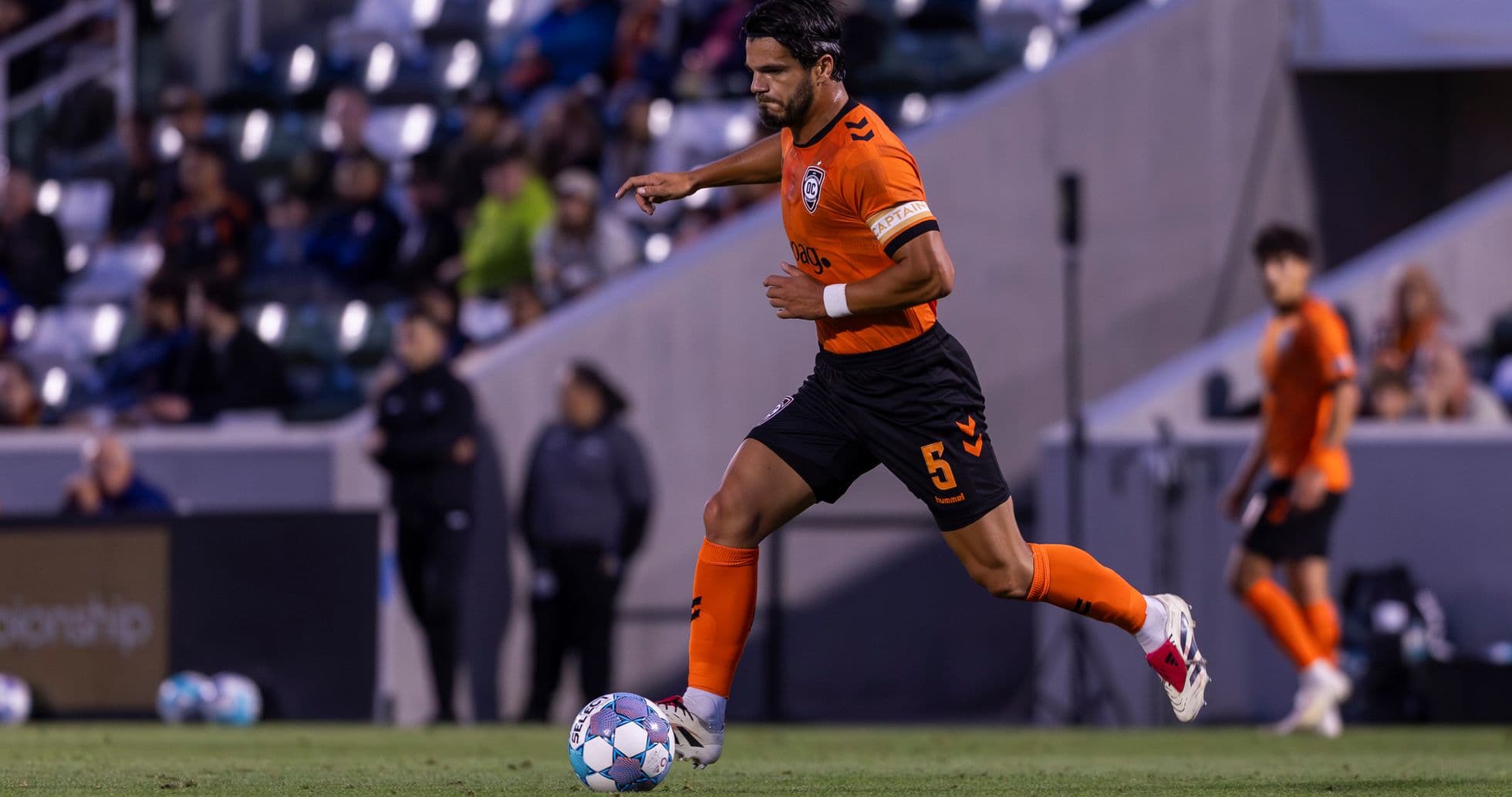 Jugador de Orange County SC avanzando con el balón