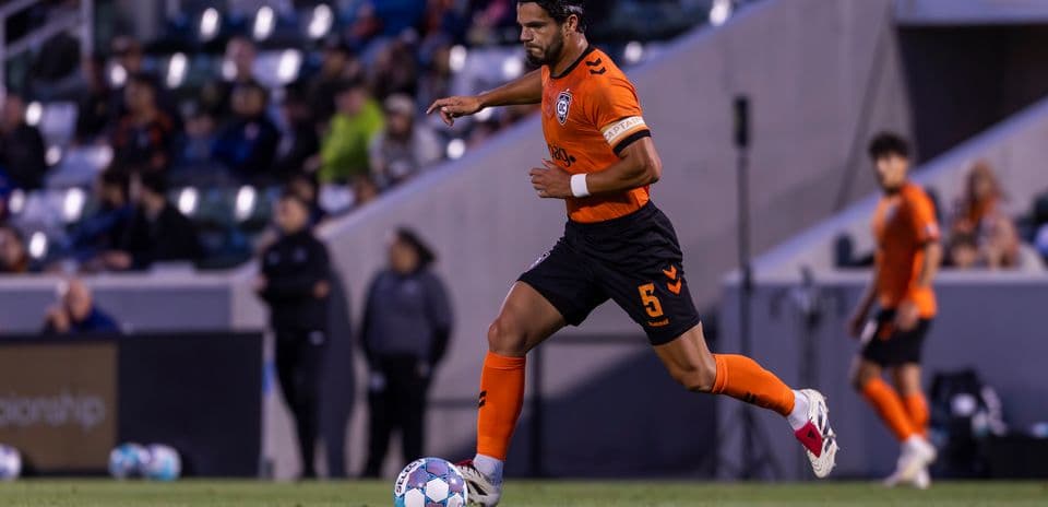 Jugador de Orange County SC avanzando con el balón