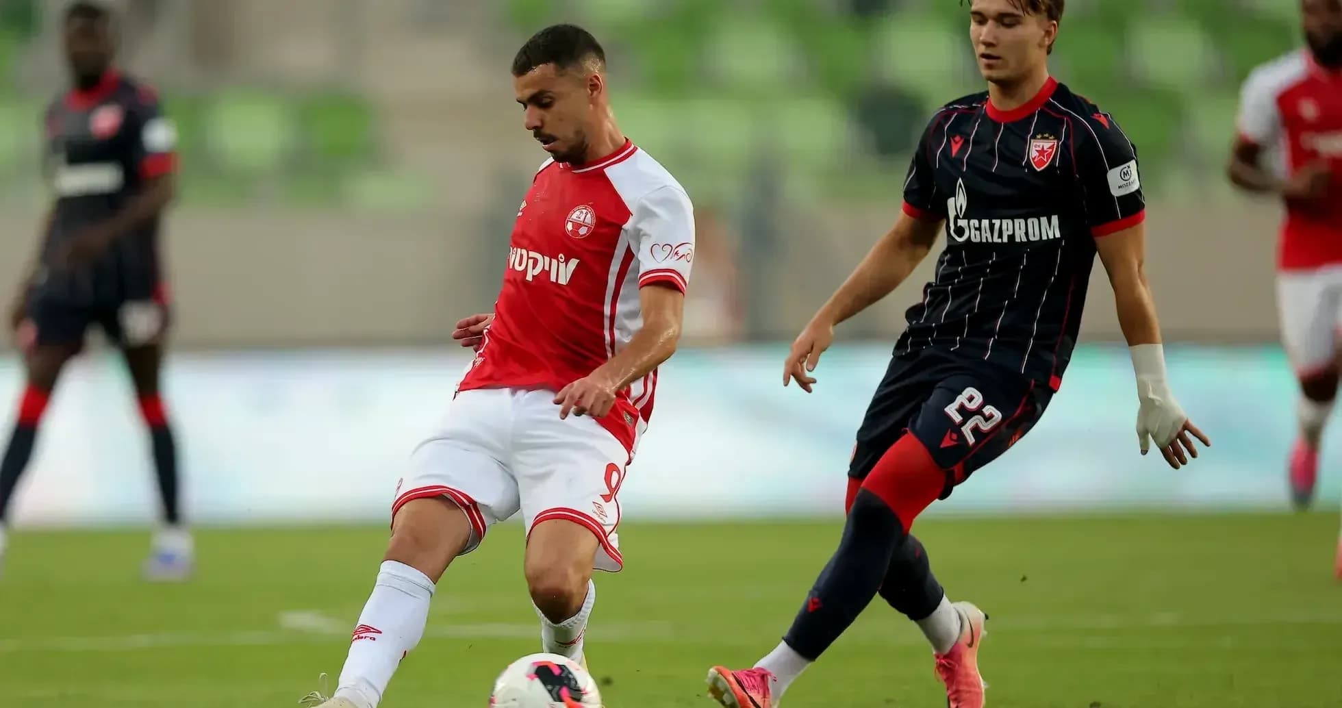 Jugador de FK Crvena Zvezda controla el balón