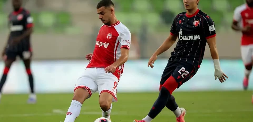 Jugador de FK Crvena Zvezda controla el balón