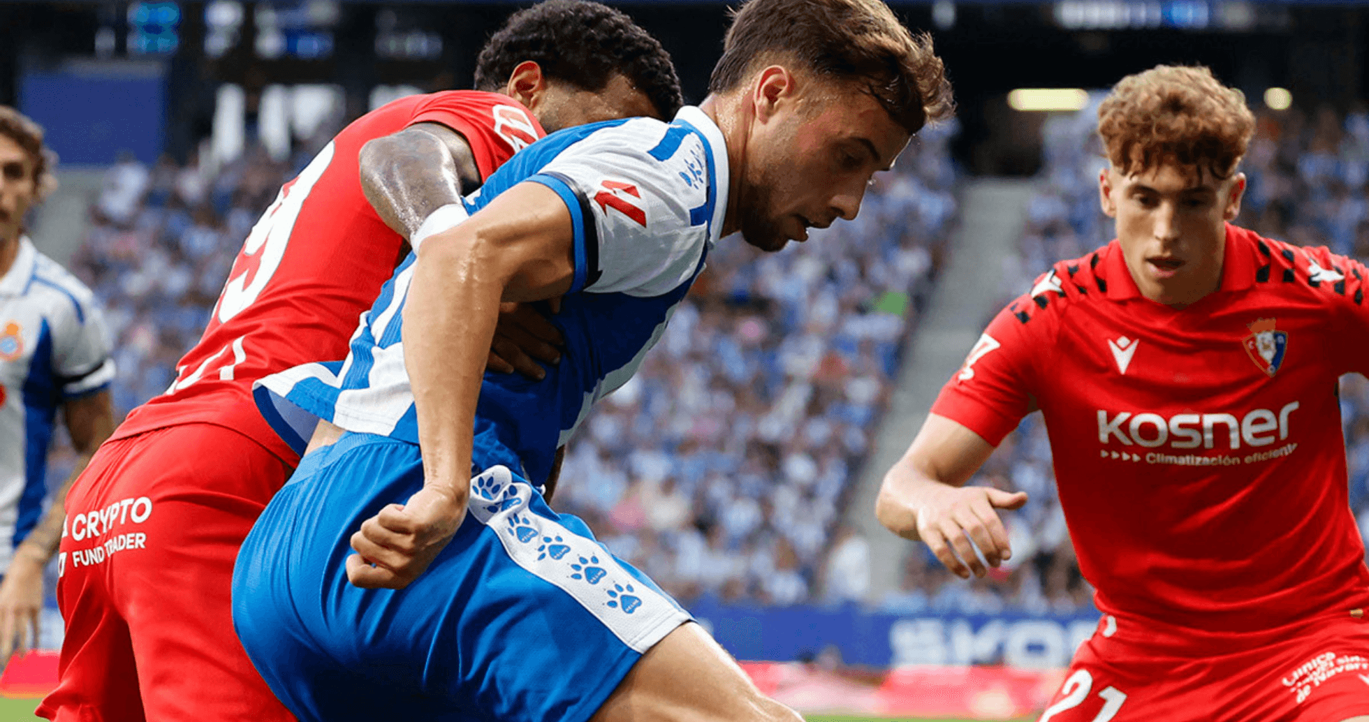 Jugador de Espanyol luchando por el balón