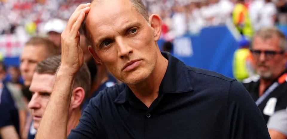 Entrenador observando el partido desde la banda