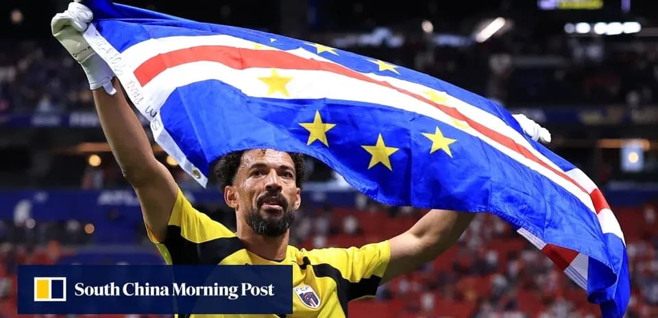 Portero sosteniendo la bandera de Cabo Verde en el estadio