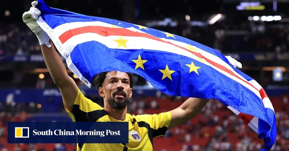 Portero sosteniendo la bandera de Cabo Verde en el estadio