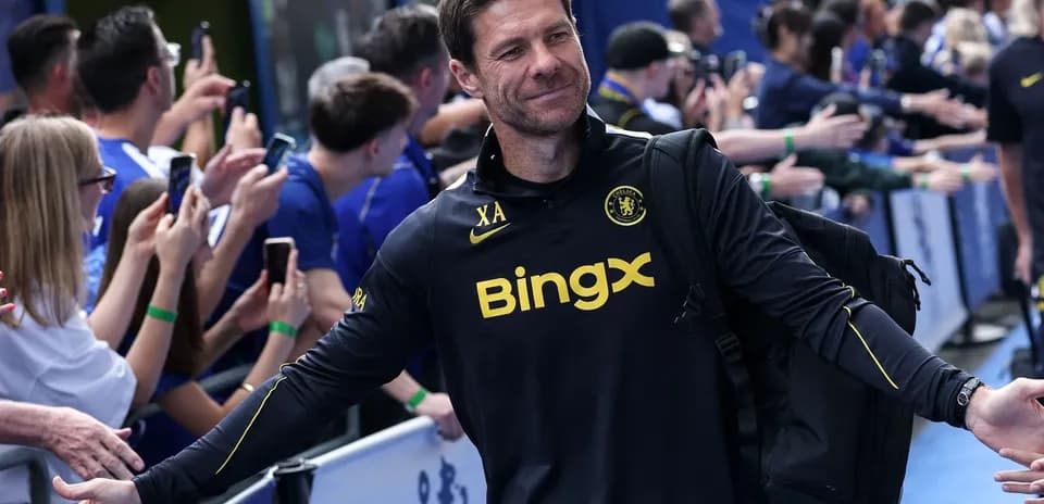 Entrenador saludando a los aficionados en el evento
