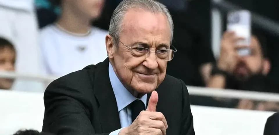 Hombre haciendo pulgar hacia arriba en el estadio