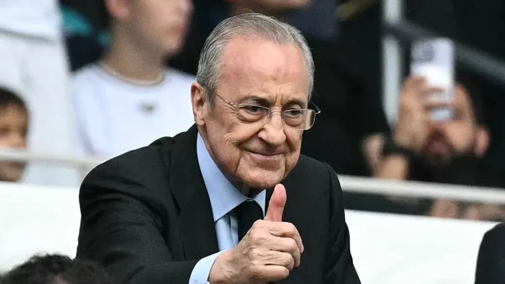 Hombre haciendo pulgar hacia arriba en el estadio