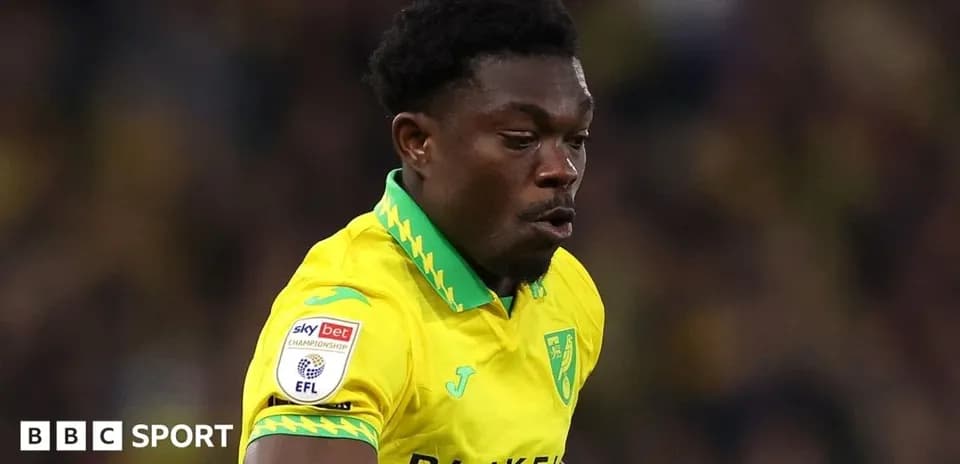 Jugador de Norwich City corriendo en campo de fútbol