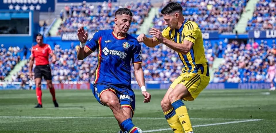 Dos jugadores compitiendo por el balón en La Liga