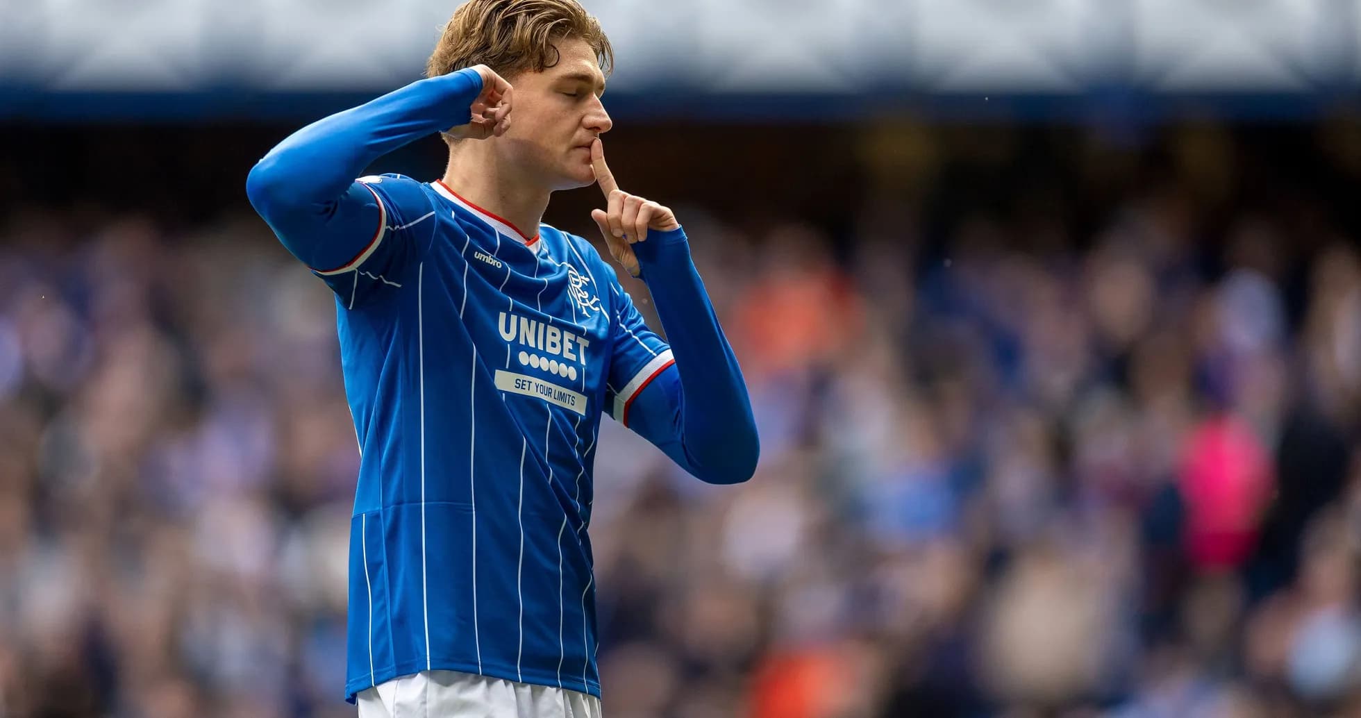 Jugador de Rangers haciendo gesto de silencio tras gol