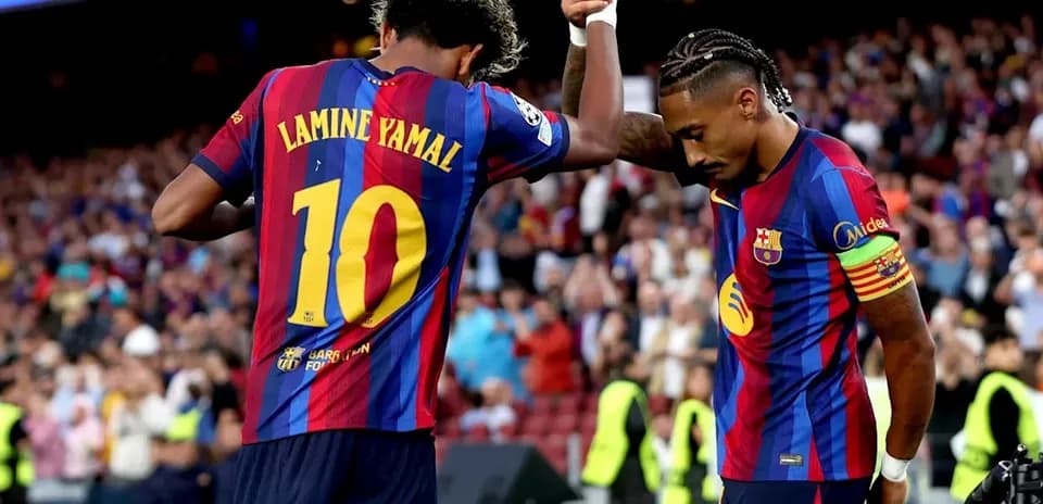 Lamine Yamal celebrando con compañero en el campo